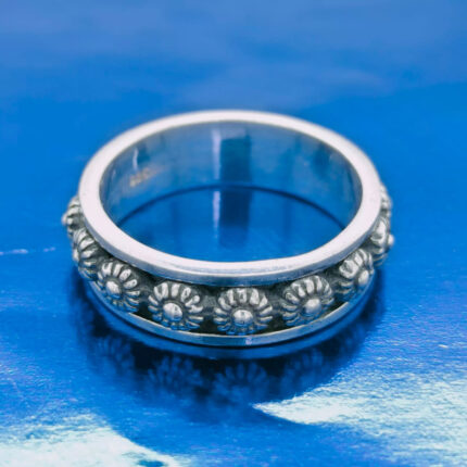 Silver ladies ring